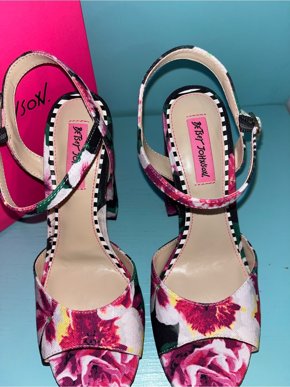 NWB Betsey Johnson Island Floral Garden Party Print Peep Toe Block Heel Sandals - Picture 3 of 7